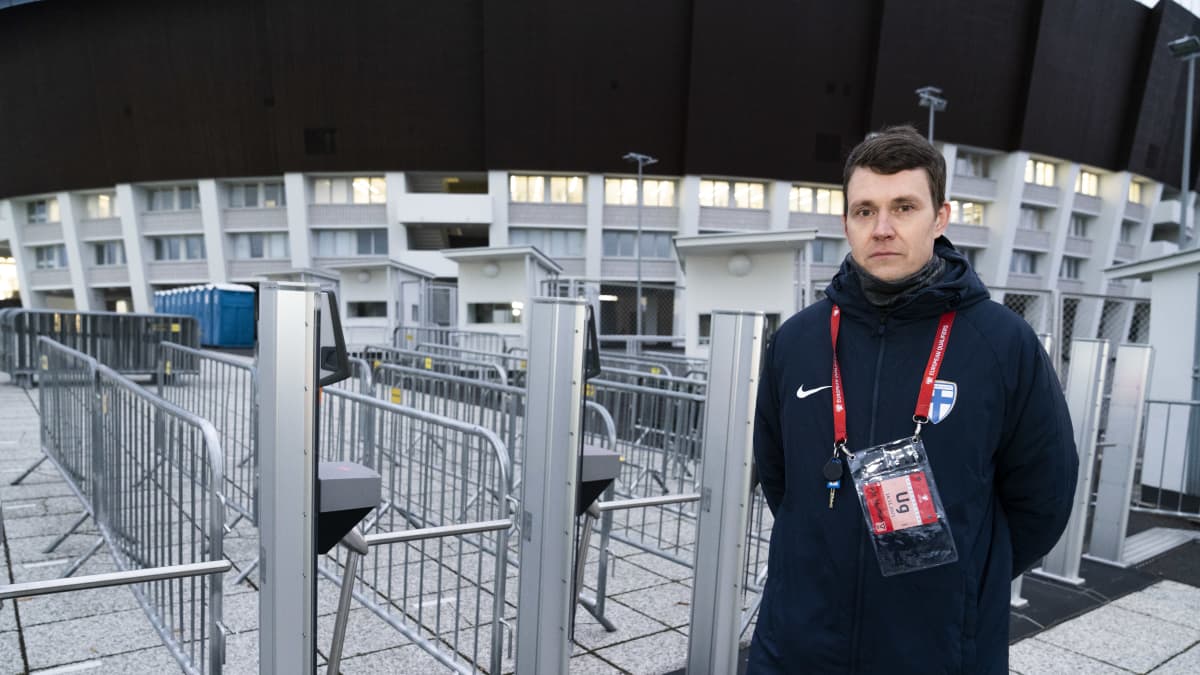 Kalle Marttinen Olympiastadionin portilla.