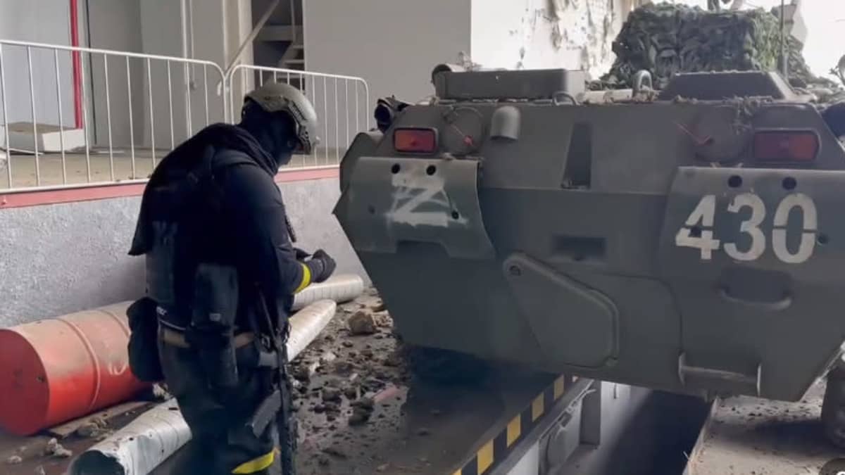 Kuvakaappaus videosta jolla sotilas lähestyy panssariajoneuvoa.