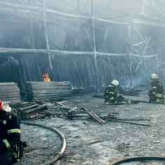 Kuvassa palomiehiä, jotka ovat sammuttamassa iskun jälkeen syttynyttä tulipaloa. 