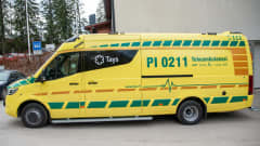 Taysin iso, keltainen ambulanssi sivusta päin kuvattuna. Kyljessä teksti "tehoambulanssi".