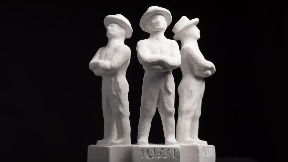 Kolme Jussi-patsasta