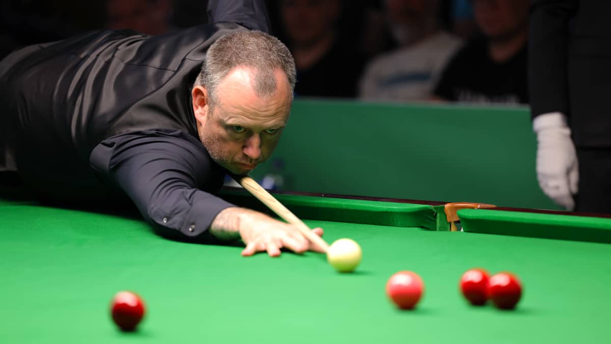 Snookerin maailmanmestari Mark Williams keskittyy lyöntiin näytösottelussa.