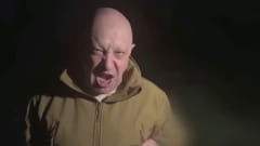 Kuvassa Jevgeni Prigozin katsoo suu auki kameraan tiukasti. Taustaa on sumennettu kuolleiden takia.