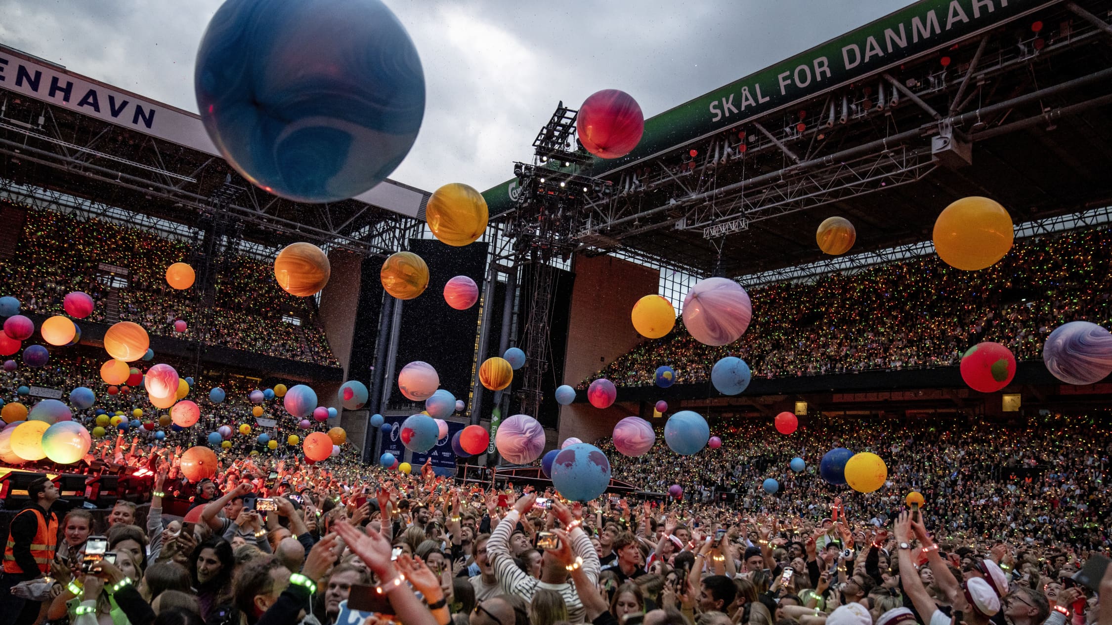Coldplayn yleisöä. Ilmassa on paljon eri värisiä palloja.