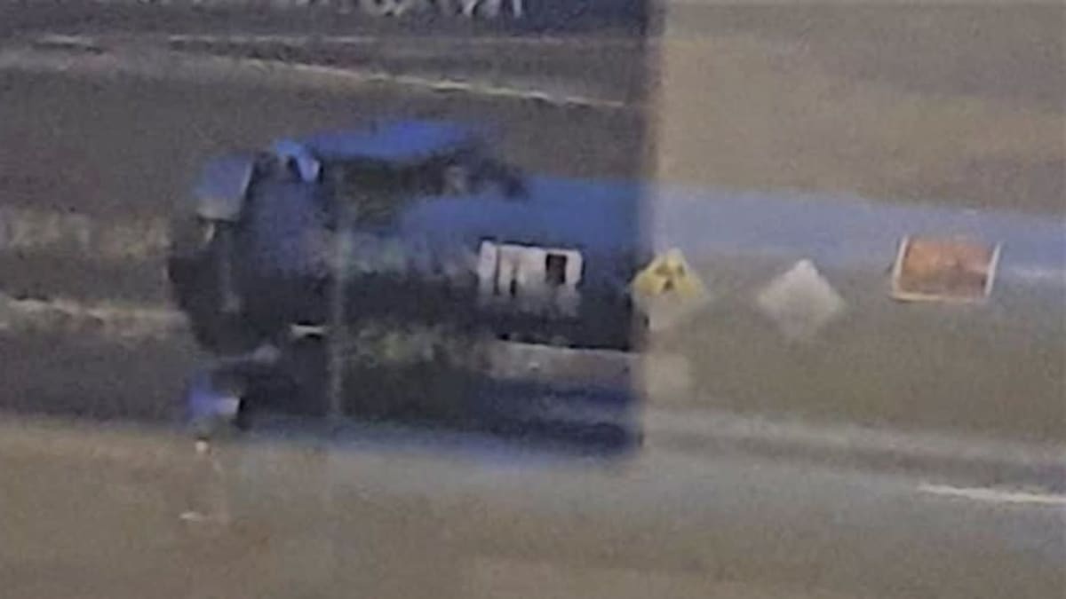 Lappeenrannan lentokentälle 5.11. kuljetetuissa putkiloissa näyttäisi olevan säteilyvaaran varoitusmerkki. Kauempaa kuvattu ja suurennettu kuva putkesta.