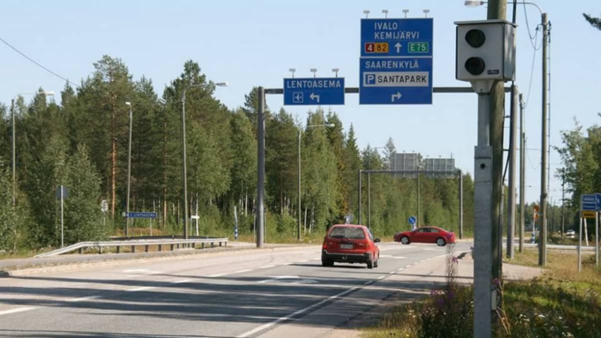 Autoja Lentokentäntien-Myllymäentien risteyksessä Rovaniemellä.