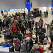 Rovaniemen lentoaseman lähtöselvitysaulaan syntyy aika ajoin ruuhkaa ylimääristen koronatodistusten tarkistamisten vuoksi.