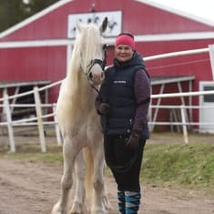 Kuvassa on Satu Haukka, Varkauden ratsastuskeskuksen omistaja ja ratsastuksenopettaja.