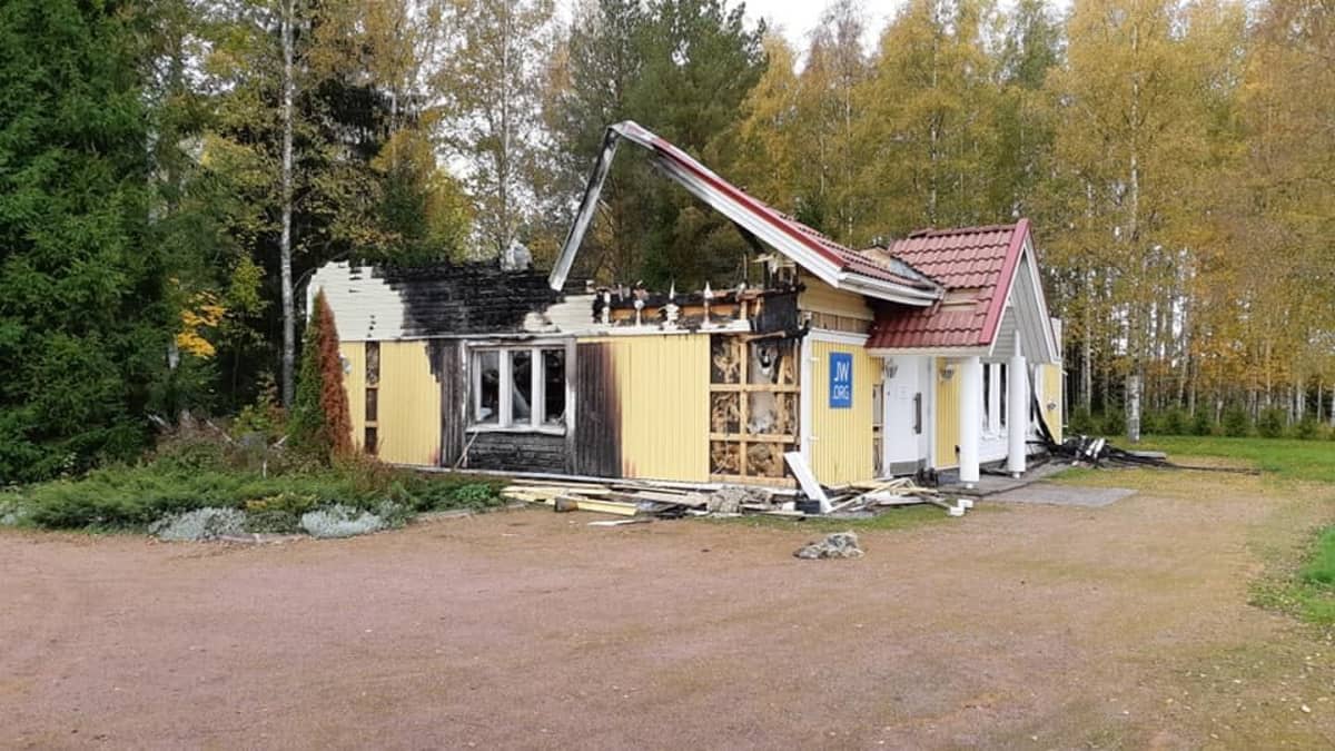 Jehovantodistajien valtakunnansali poltettiin elokuussa Pöytyän Yläneellä 2019.
