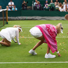 Katie Boulter auttoi protestin jälkeen kentän puhdistuksessa Wimbledonissa.