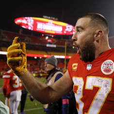 Travis Kelce tuulettaa.