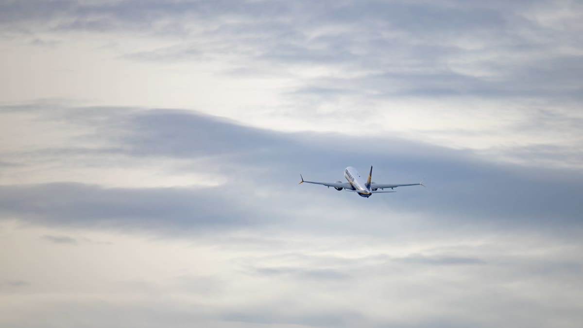 Lappeenrannan lentokentältä juuri lentoon noussut Ryanairin lentokone.