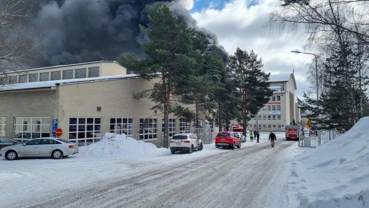 Vaasan Strömberg Park -teollisuusalueelta nousee savua. Paikalla on pelastushenkilöstöä.