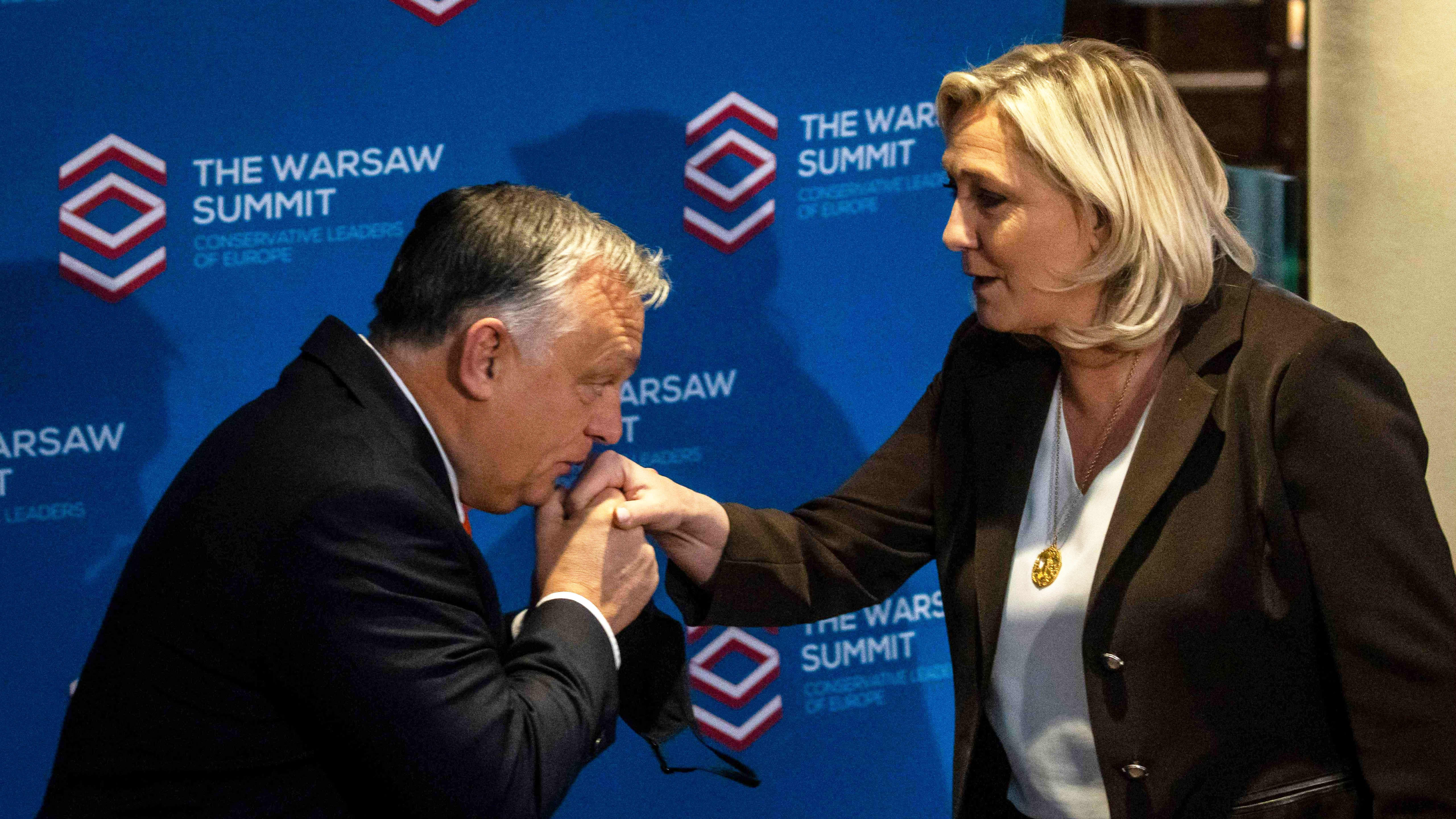 Viktor Orban suutelee Marine Le Penin kättä.
