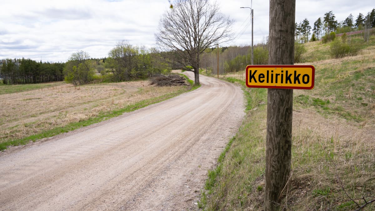 Kelirikko -kyltti soratien varrella.