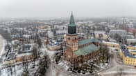 Åbo domkyrka i Finland, tagen från ovan en vinterdag. Kyrkan är omgiven av snöklädda träd och byggnader.