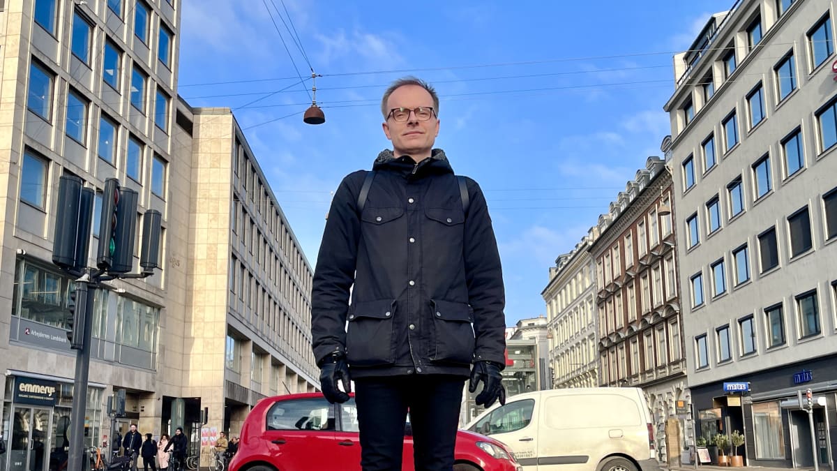 Tanskalainen rikosanalyytikko Kristian Løwenstein seisoo kadulla
