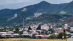 Tykistön ammusten aiheuttamia savupilviä Stepanakertin ulkopuolella Vuoristo-Karabahissa.