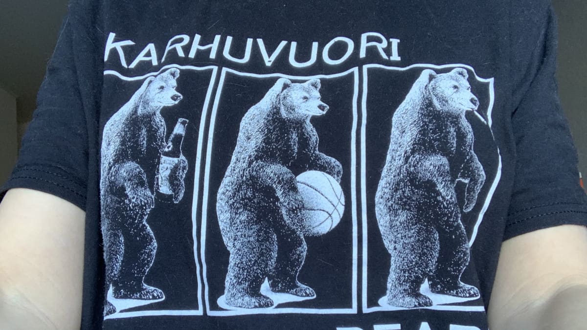 t-paidassa Karhuvuori Bears -printti ja karhuja pelaamassa korista