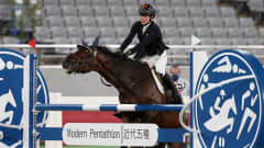 Saksalaisen Annika Schleun kilpailu meni pieleen, kun hänen hevosensa kieltäytyi ylittämästä esteitä.