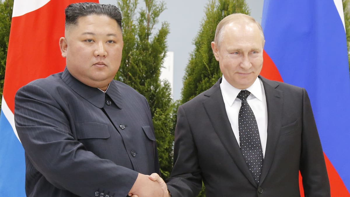 Nordkoreas ledare Kim Jong-Un och Rysslands president Vladimir Putin skakar hand inför toppmötet i Vladivostok