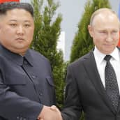 Nordkoreas ledare Kim Jong-Un och Rysslands president Vladimir Putin skakar hand inför toppmötet i Vladivostok