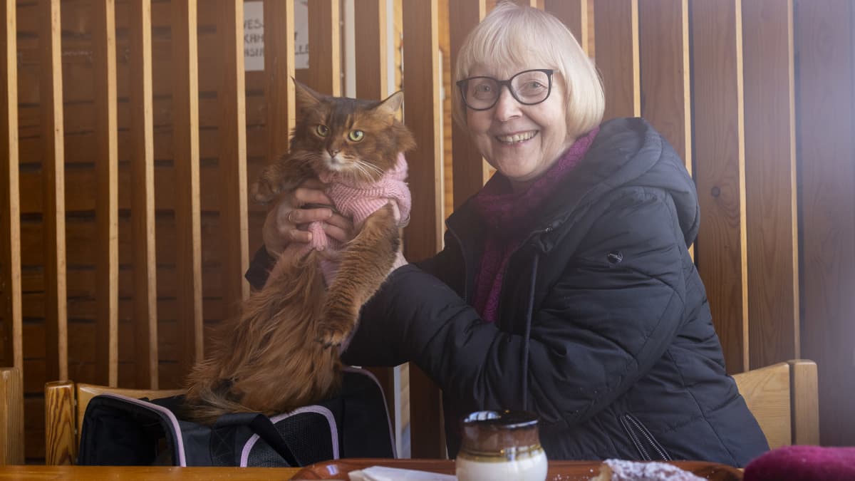 Nainen ja kissa Maunulan majalla. Monica Sourander ja Ella kissa. 