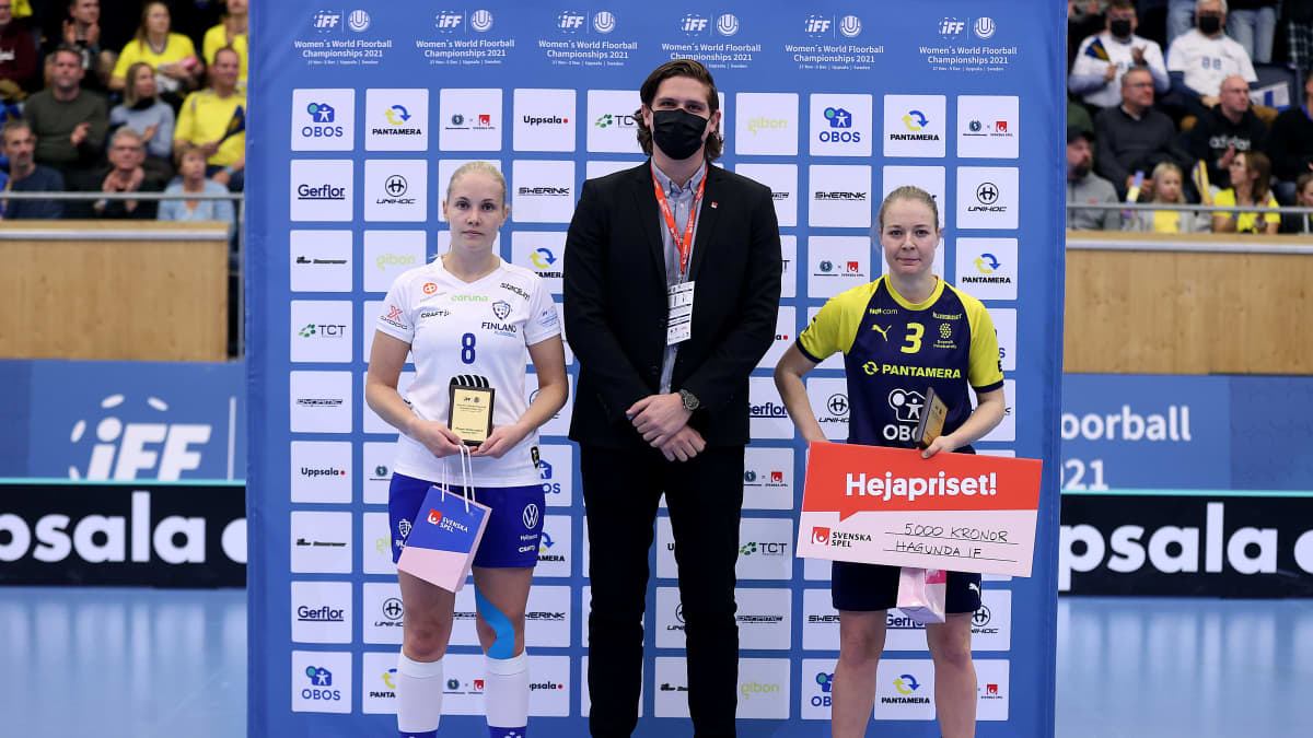 Laura Rantanen ja Amanda Delgado Johansson palkittiin parhaina pelaajina Suomi-Ruotsi -ottelussa naisten salibandyn MM-kisoissa 30.11.2021.