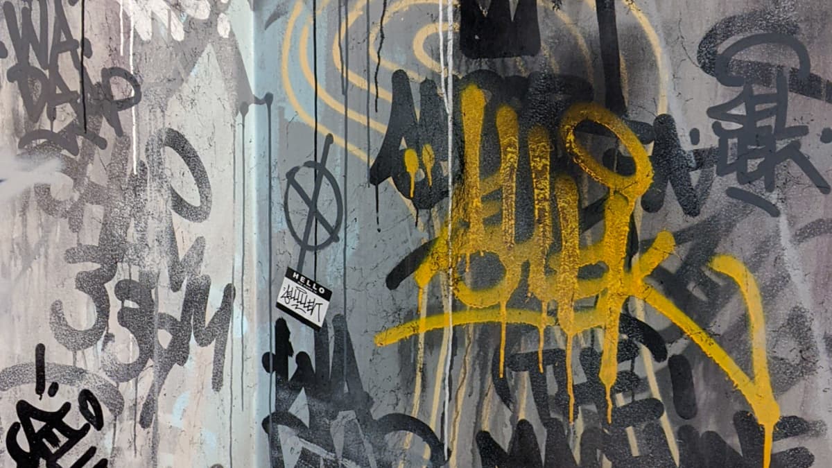 Graffititaiteilija Tommi Mustaniemi, taiteilijanimeltään Sellekhanks, purkutaidemaalaus Hotelli Helgassa.