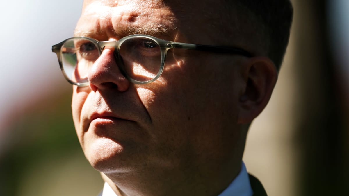  Pääministeri Petteri Orpo (kok.) vastasi median kysymyksiin pääministerin virka-asunnossa Kesärannassa Helsingissä .