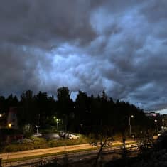 Myrskypilviä helsinkiläisen lähiön yläpuolella.