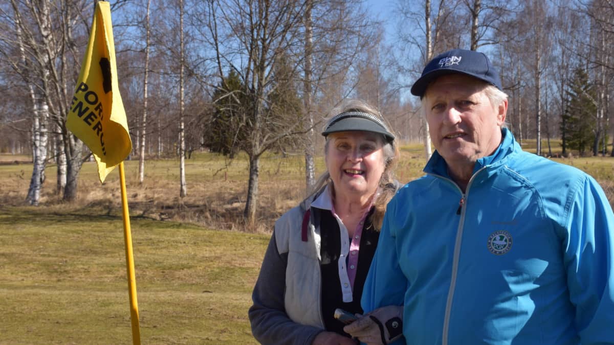 Ulvilalaiset Merja ja Harri Laaksonen Kalafornian golfkentällä Porissa.
