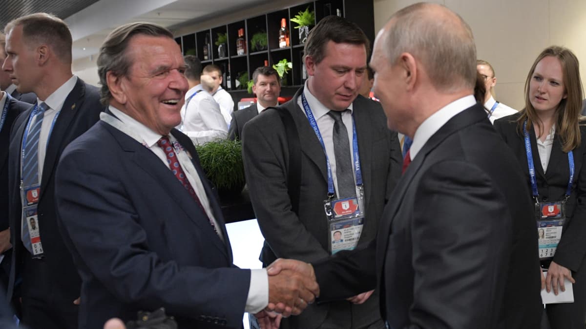 Presidentti Vladimir Putin ja Saksan entinen liittokansleri Gerhard Schröder tapasivat jalkapallo-ottelussa Moskovassa kesällä 2018.