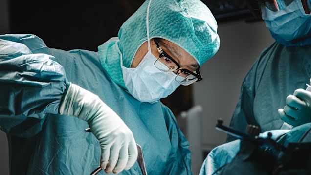 Cheng Qian Neurokirurgian erikoislääkäri operoi leikkaus salissa.