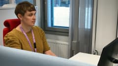 Työterveyslaitoksen työhyvinvoinnin erikoistutkija Jaana-Piia Mäkiniemi tekee työtään tietokoneen äärellä.