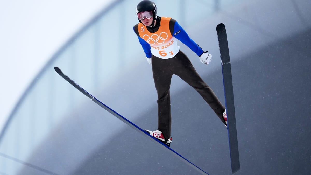 Perttu Reponen hyppäämässä Pekingin olympialaisten joukkuekilpailussa.