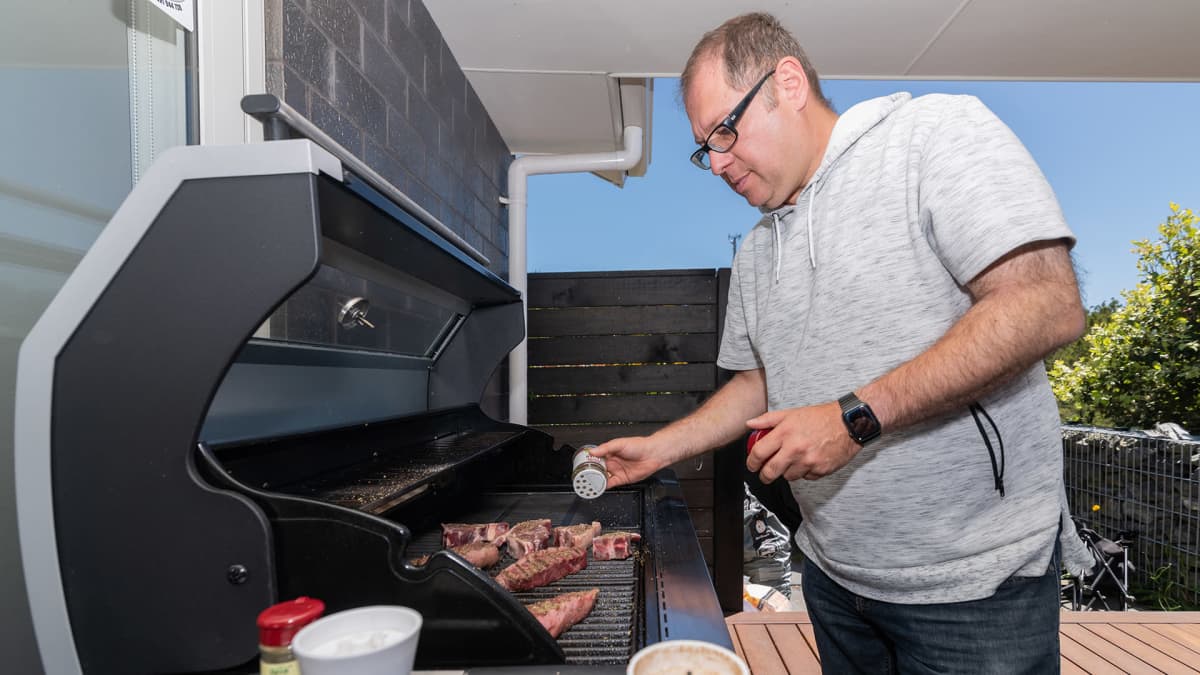 Jean-Philippe Diel grillaa kotiterassillaan