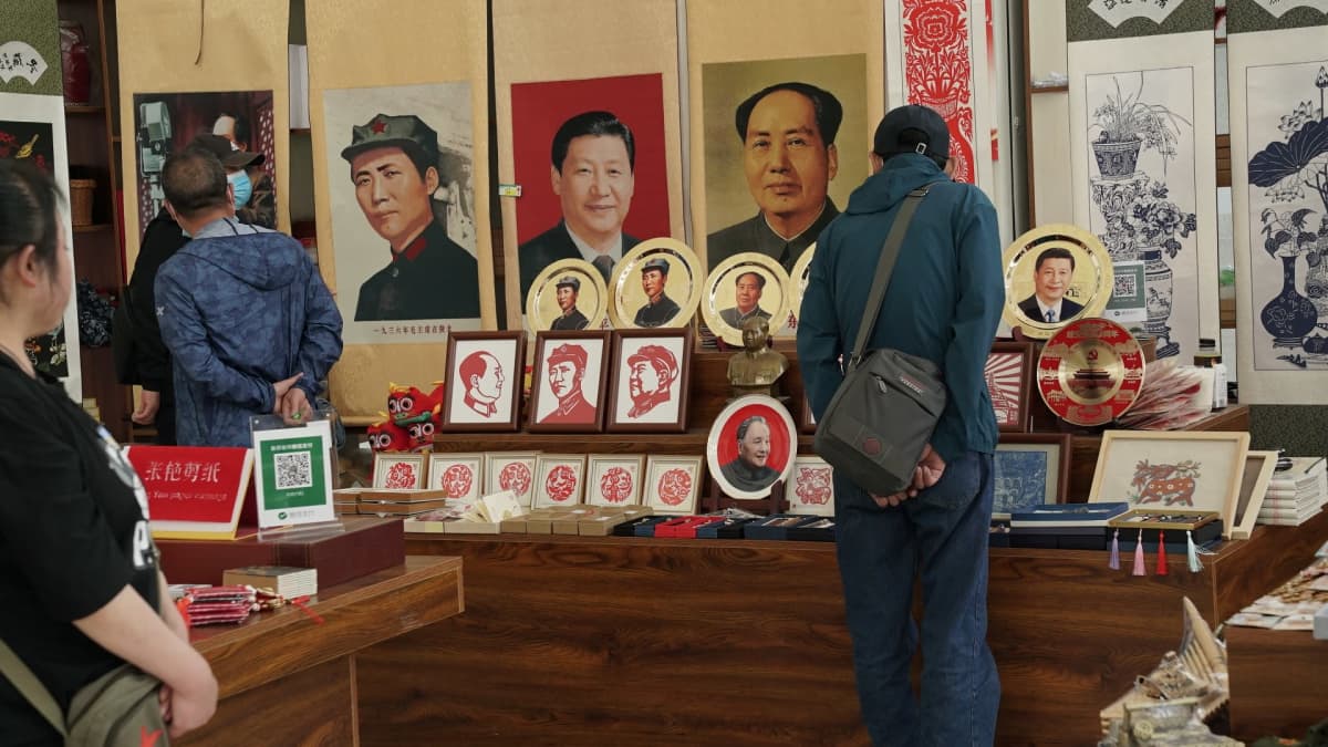 Kauppa, jossa on myynnissä Maon ja Xin kuvia