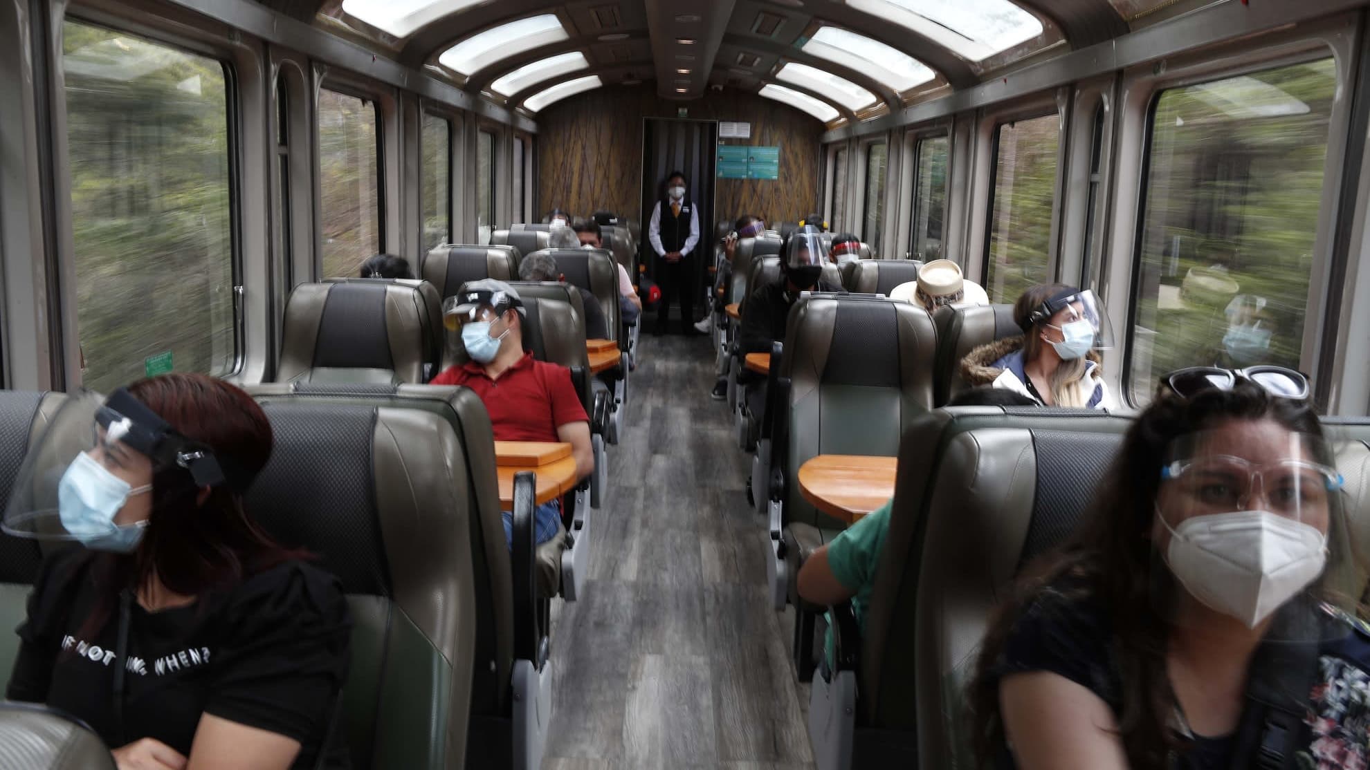Ensimmäiset turistit pääsivät junalla kohti Machu Picchua koronasulun jälkeen. 