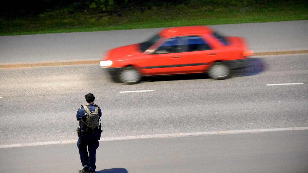 Poliisi valvoi tilannetta Mäkkyläntien varressa Espoossa maanantai-iltana. 