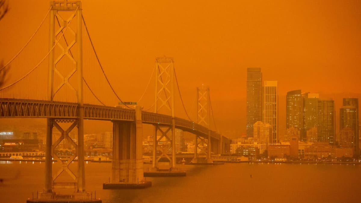 Yhdysvalloissa San Franciscossa maastopalot värjäsivät taivaan oranssiksi.
