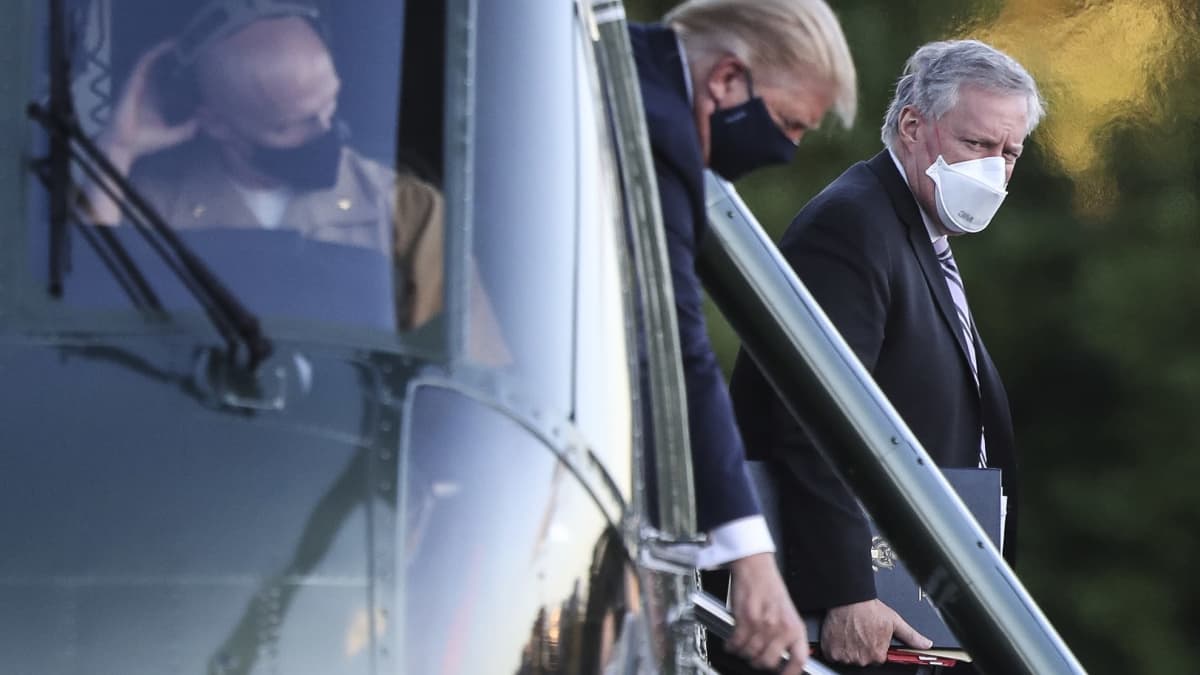 Presidentti Trump saapui Valkoisen talon kansliapäällikön Mark Meadowsin kanssa helikopterilla Walter Reedin sotilasairaalaan. 