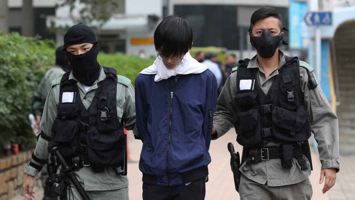 Poliisi saattoi prostestoijia pois piiritetyn yliopiston kampukselta.