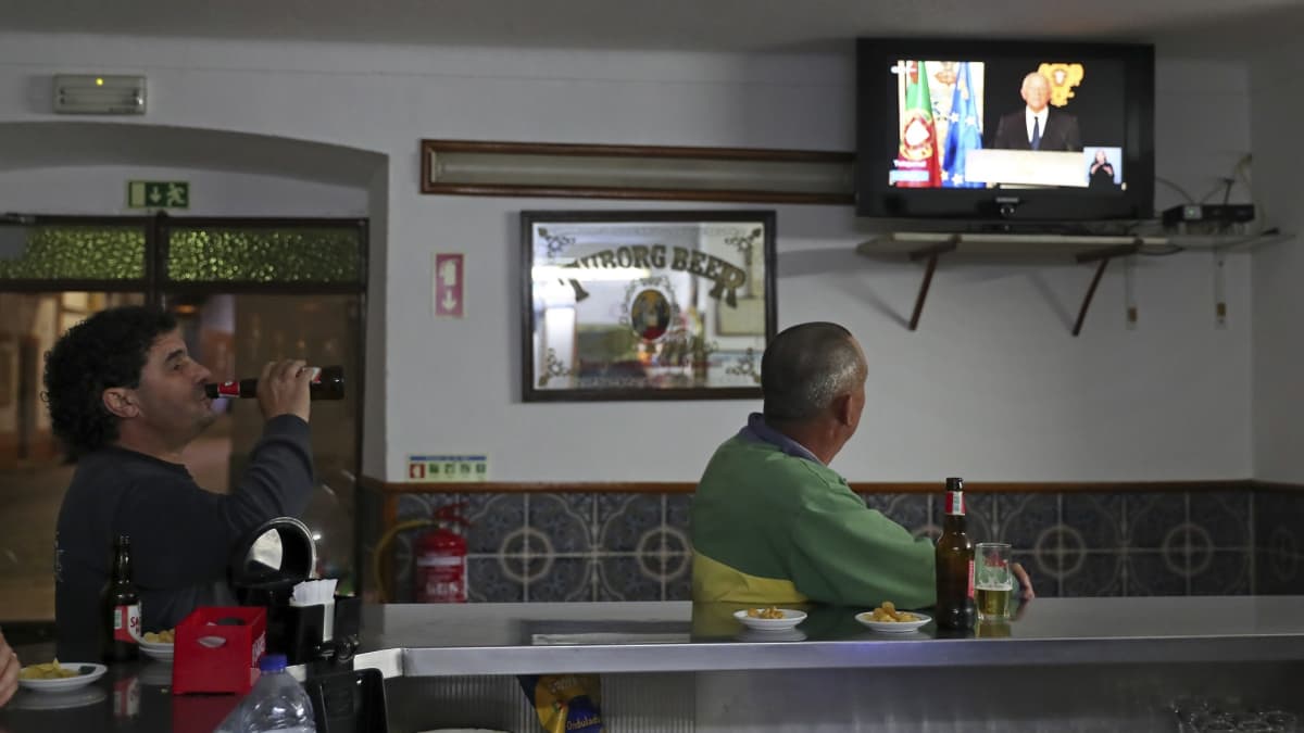Baarin asiakkaat seurasivat Elvasissa televisiosta, kun Portugalin presidentti julisti keskiviikkona maahan poikkeustilan.