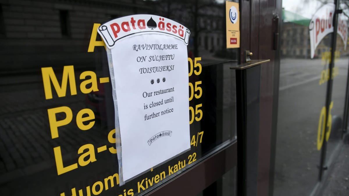Ravintolamme on suljettu toistaiseksi -ilmoitus karaokebaari Pataässän ovessa Helsingissä 2. huhtikuuta.