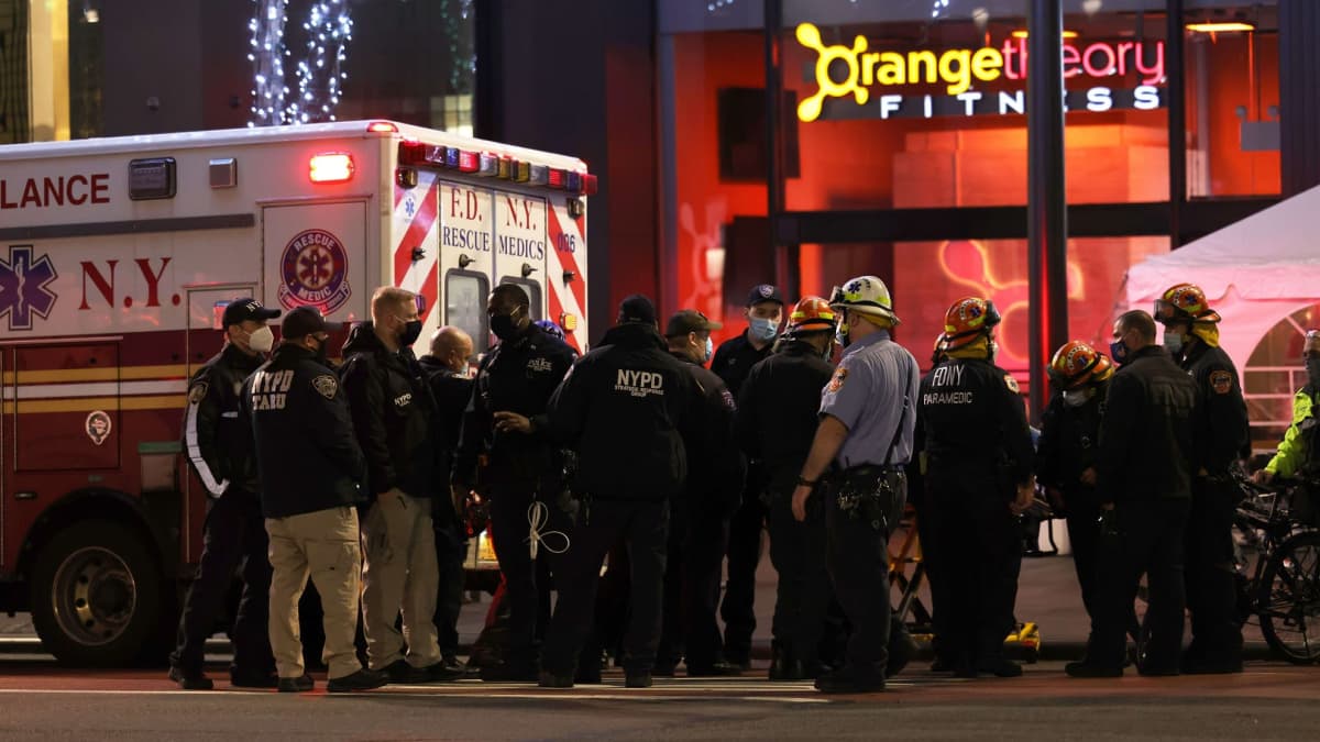 Poliiseja ja ambulanssihenkilökuntaa kuvattuna Manhattanin Murray Hillilla perjantaina.