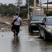 Kaksi viikkoa sitten riehuneeen Eta-myrskyn aiheuttamia tulvia Hondurasin La Limassa.