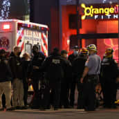 Poliiseja ja ambulanssihenkilökuntaa kuvattuna Manhattanin Murray Hillilla perjantaina.