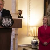Pääministeri Boris Johnson ja ulkomaankauppaministeri Liz Truss. Kuva maaliskuulta 2020.