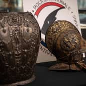 Yksityiskokoelmasta hiljattain löytyneet rintahaarniska ja kypärä oli lahjoitettu alun perin Louvren taidemuseolle vuonna 1922.   